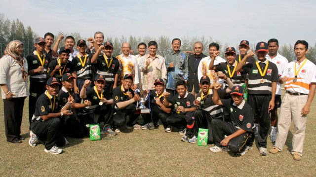 BARISAN SMK Penang Free bersama pegawai dan Ketua Pengarah Pelajaran, Tan Sri Alimuddin Mohd. Dom (tengah) meraikan kecemerlangan menjadi juara tahun ketiga berturut-turut di Bayuemas Oval tahun 2009.